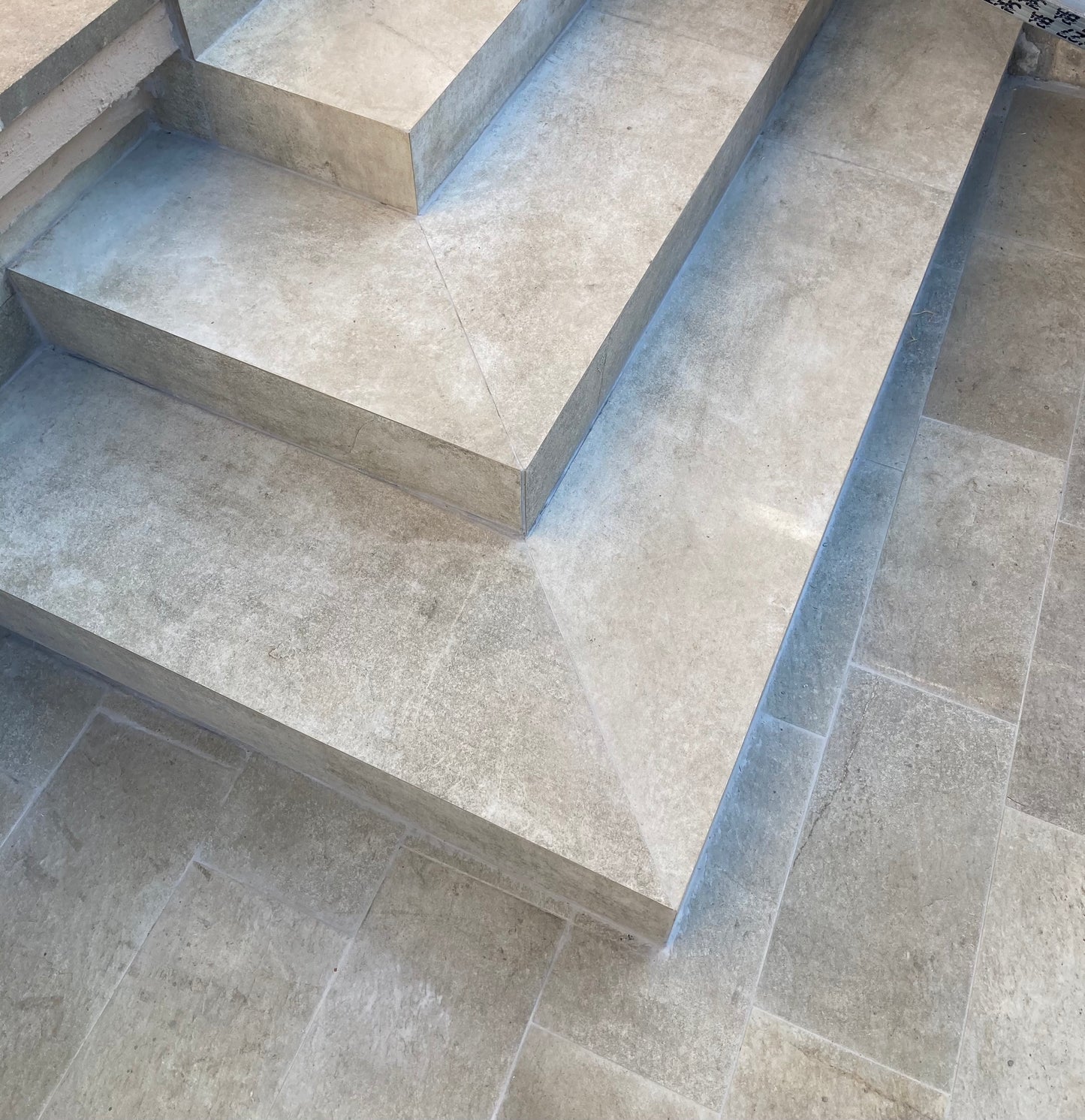 Scala in Marmo, granito, quarzo, gres o altri materiali su misura