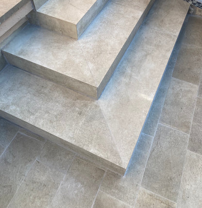 Scala in Marmo, granito, quarzo, gres o altri materiali su misura