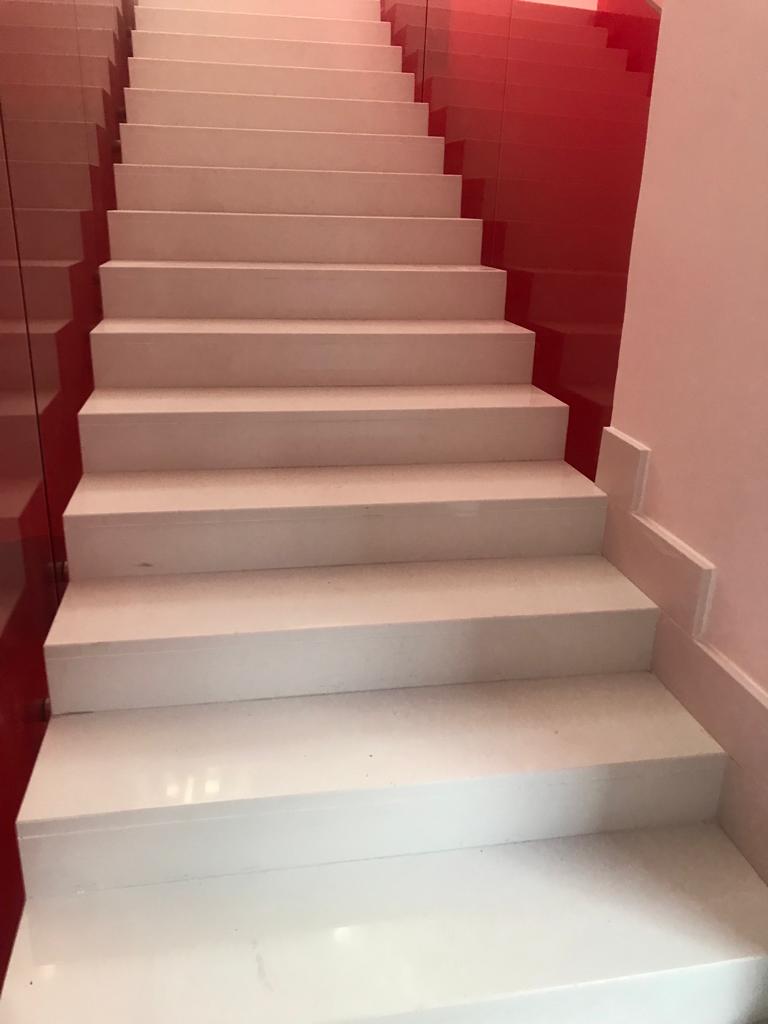 Scala in Marmo, granito, quarzo, gres o altri materiali su misura